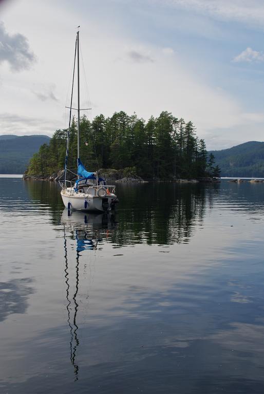 Tranquility Bay Waterfront Inn Sechelt Buitenkant foto