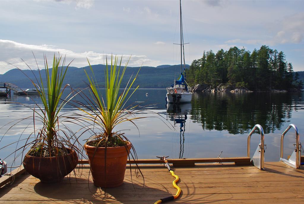 Tranquility Bay Waterfront Inn Sechelt Buitenkant foto