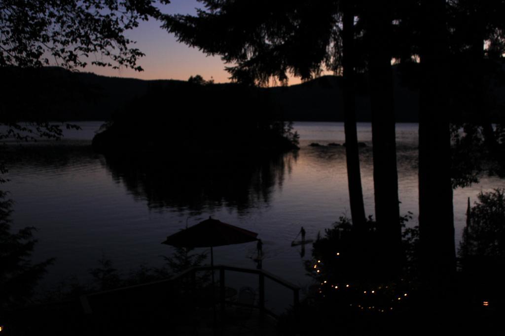 Tranquility Bay Waterfront Inn Sechelt Buitenkant foto