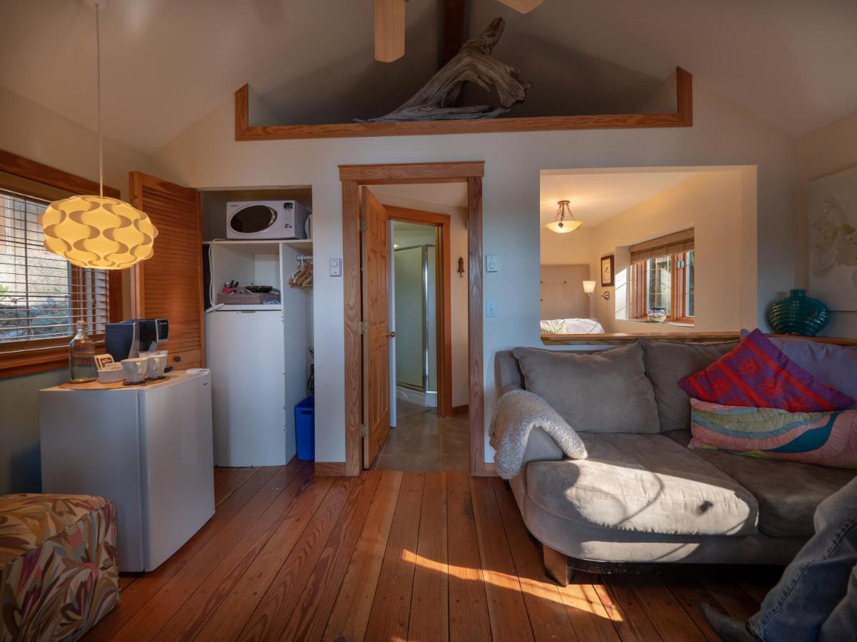 Tranquility Bay Waterfront Inn Sechelt Buitenkant foto