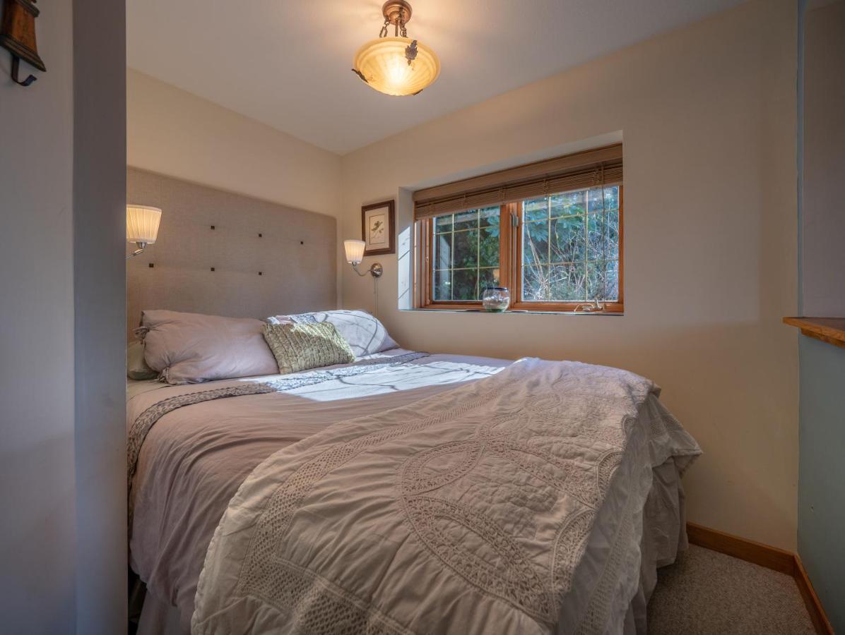 Tranquility Bay Waterfront Inn Sechelt Buitenkant foto