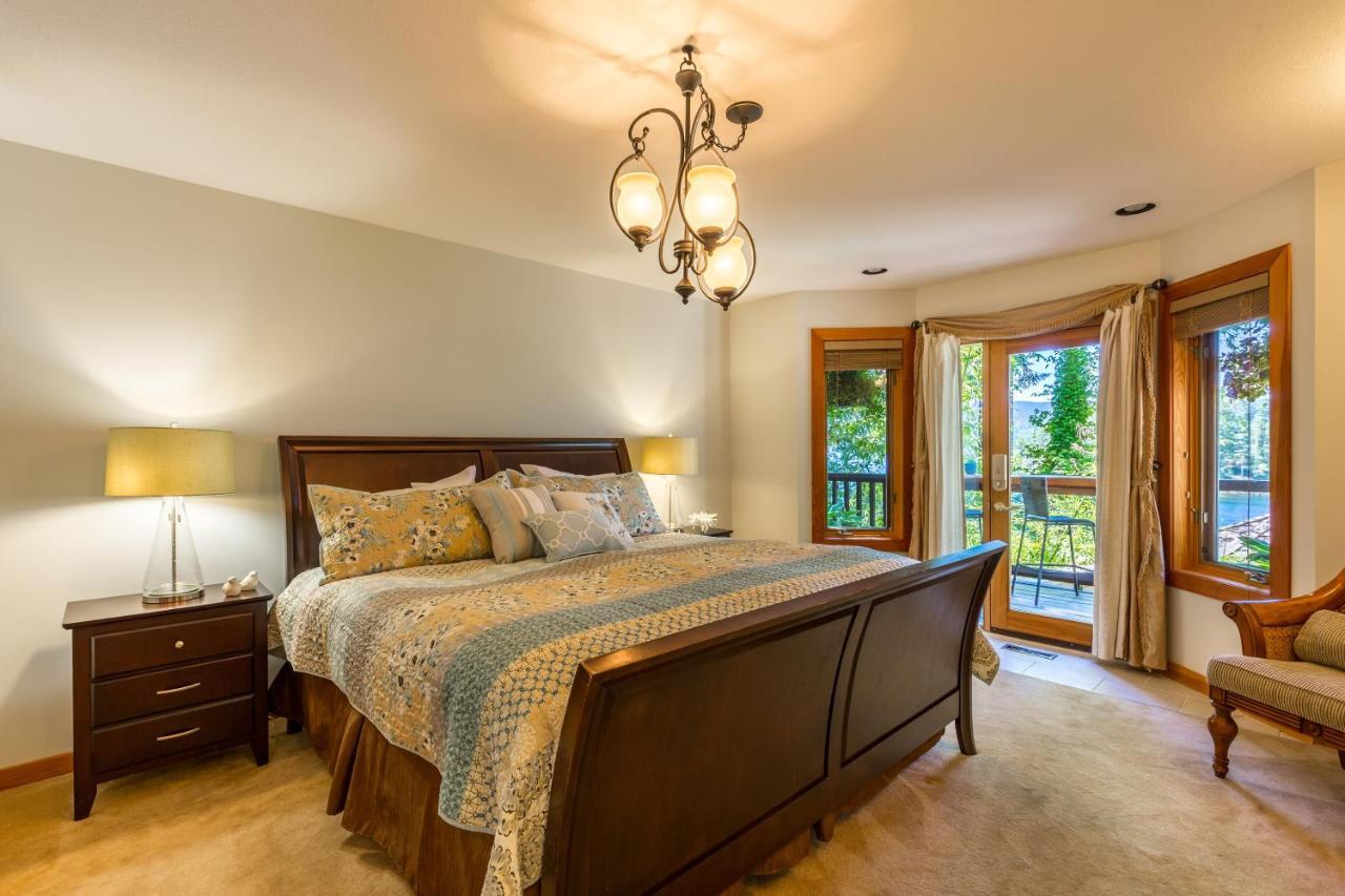 Tranquility Bay Waterfront Inn Sechelt Buitenkant foto